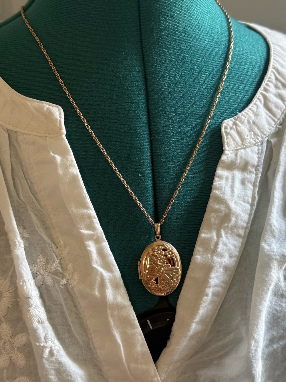 VTG 1970’s Avon locket necklace